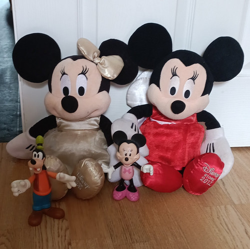Disney collectors job - disney, lot