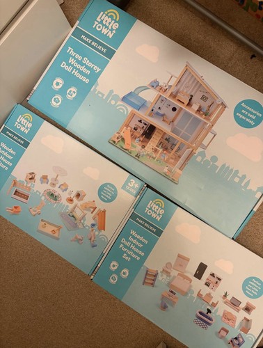 New doll house - new, with