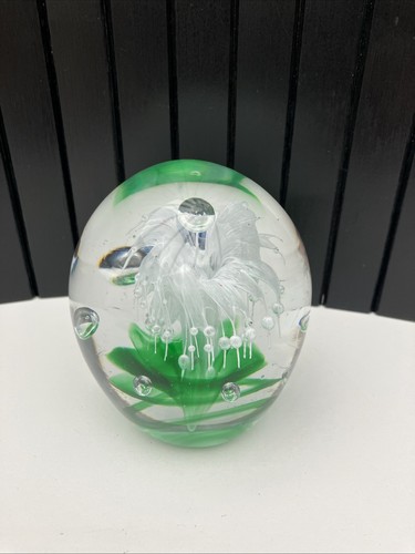 Green white fountain style - &,