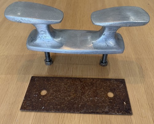 Double bollard mooring - double, cleat