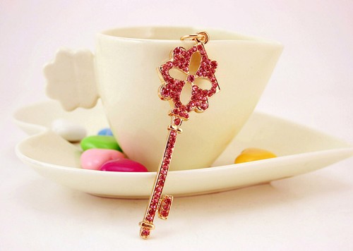 Pink vintage key shape clover - pink,