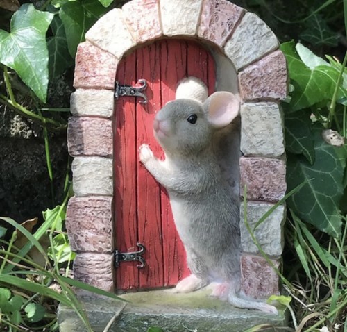 Mouse red doorway - mouse, resin