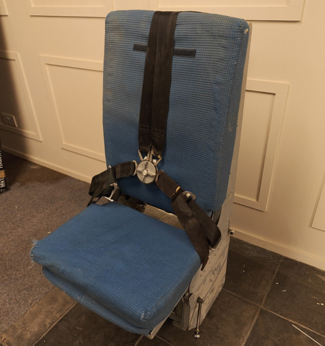 Forward facing observer seat - facing,