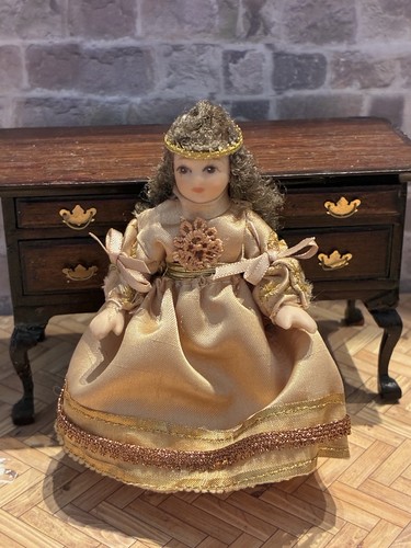 Dolls house scale - dolls,