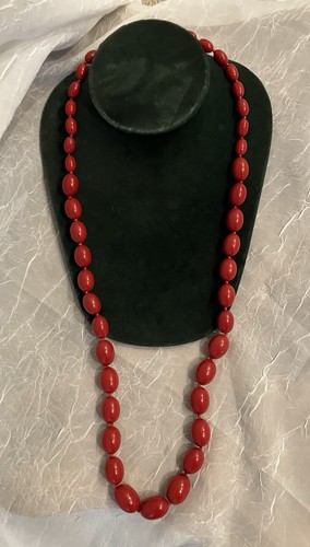 Vintage trifari cherry red - 28",