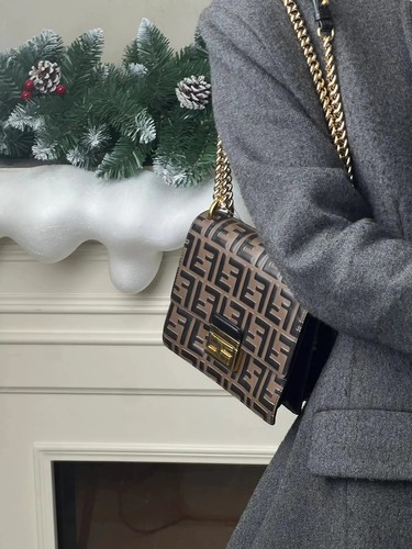 Fendi kan small - kan, u