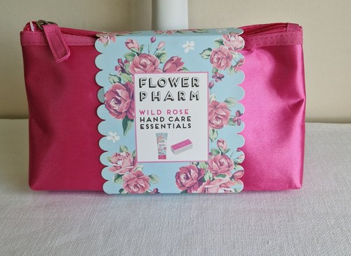 Flower pharm wild rose hand - flower,