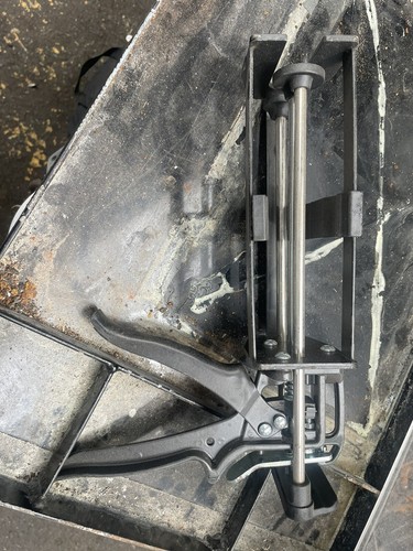 Twin cartridge caulking gun - twin,