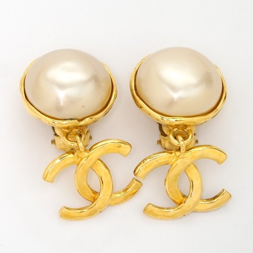 Chanel logos pearl - chanel,