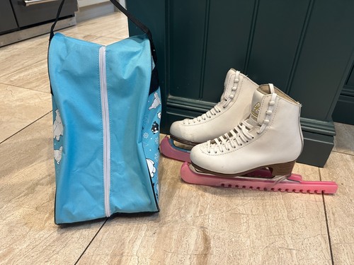 Jackson artiste figure skates