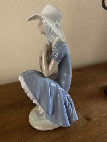 Nao lladro porcelain - by,