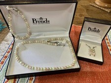 Set of freshwater pearls necklace, bracelet and earrings - brand new