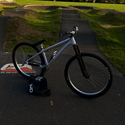 Canyon stitched dirt jumper - dirt,