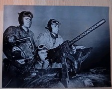 US USA ARMY SOLDIERS TANK IN ENGLAND 1943 WW2 ORIGINAL PRESS PHOTO 8X6"