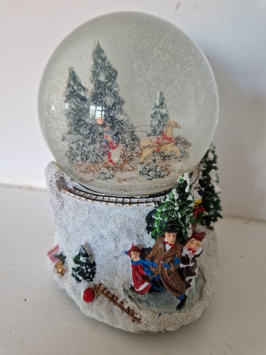Musical snow globe - snow, playing