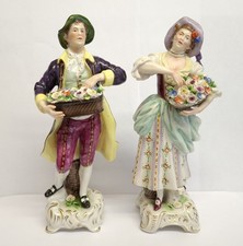 RUDOLF KAMMER VOLKSTEADT PORCELAIN PAIR OF FLOWER SELLERS.