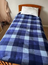 Solid wood trundle bed
