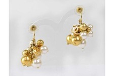 CHANEL VINTAGE  Pearl & gold CC logo Earrings in very good condition. 