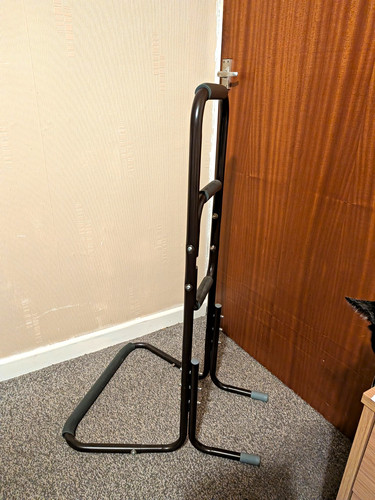 Freestanding steel pull bar - steel, up