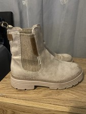 Bench Boots Size 6