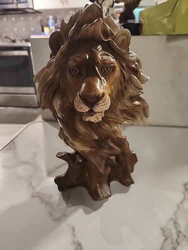 Resin lion head bust - head,