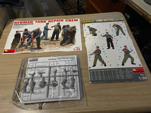 Unassembled model figures - 1/35,