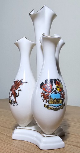 Goss fluted vases on - h,