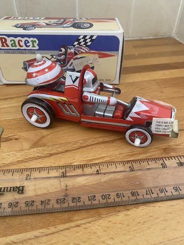 Wind tin racing car - up,
