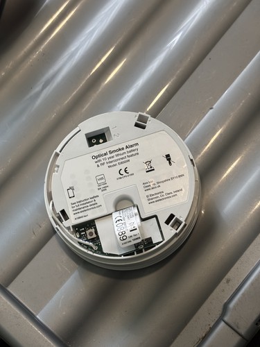 Opticlal smoke alarm - , by
