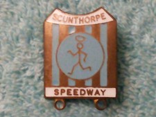 SCUNTHORPE SAINTS ORIGINAL SPEEDWAY 1977 BADGE BY W. REEVES. GOLD
