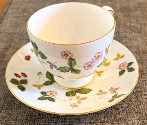 Wedgwood wild strawberry bone - strawberry,