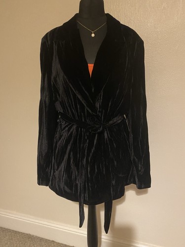 Black velvet blazer with - , tie
