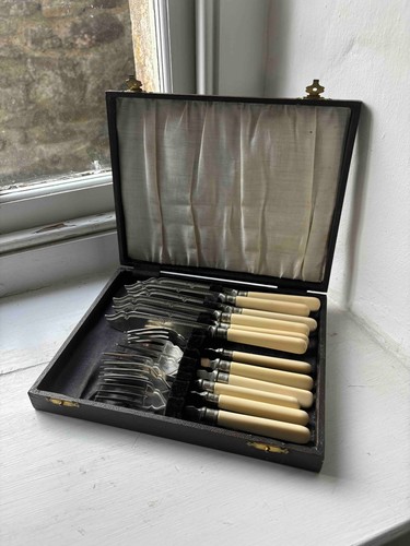 Vintage piece boxed cutlery - boxed,