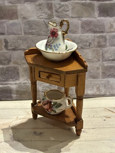 Dolls house scale - dolls,