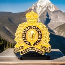 Vintage Royal Canadian Mounted Police Pin Badge “Maintiens le Droit” P10 75