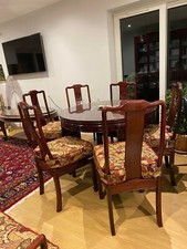 Extending dining table and