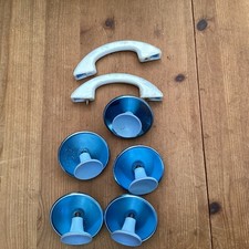 6  KNOBS 2 HANDLES OLD KITCHENETTE LARDER PLASTIC BLUE AND IVORY 50/60,s ?