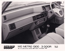 AUSTIN, ROVER, MG METRO 1300 3-DOOR, SIDE VIEW INTERIOR FACIA PERIOD PHOTO.