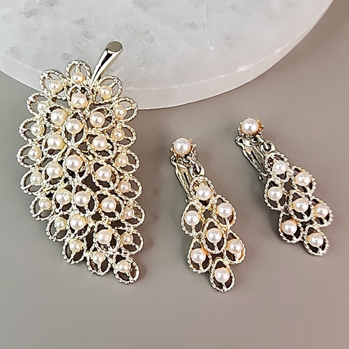 Vintage leaf clip earrings - on,
