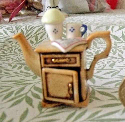 Paul cardew cupboard teapot - cardew,