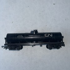 Triang R117 OO Gauge Bogie Oil Tanker CN Tank Wagon