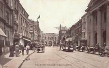 POSTCARD - SOUTHAMPTON - HIGH STREET - BARGATE - TRAMS - PEOPLE - SHOPS