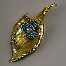 Large Calla Lily Brooch Vintage 50s Etched Gold Tone Blue Rhinestone Flower Pin