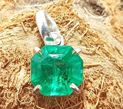 Natural green emerald - 15,