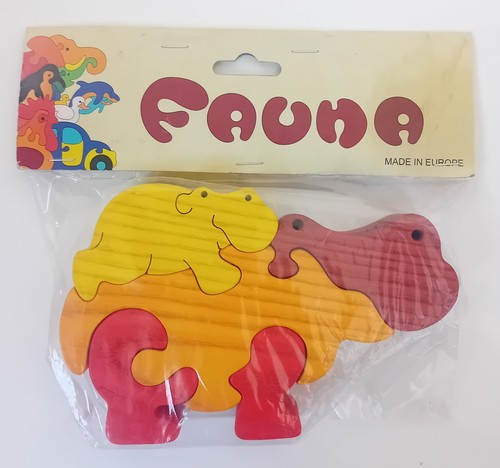 Fauna animal family - family, wooden