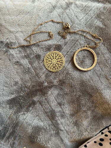 Gold coloured necklace and