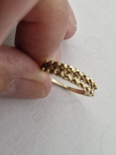 Pretty 9ct gold keeper ring - pretty,