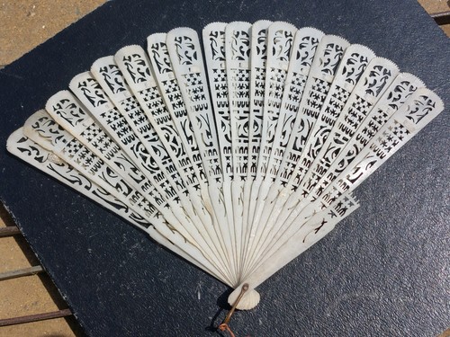 Antique cow bone brise - bone, folding