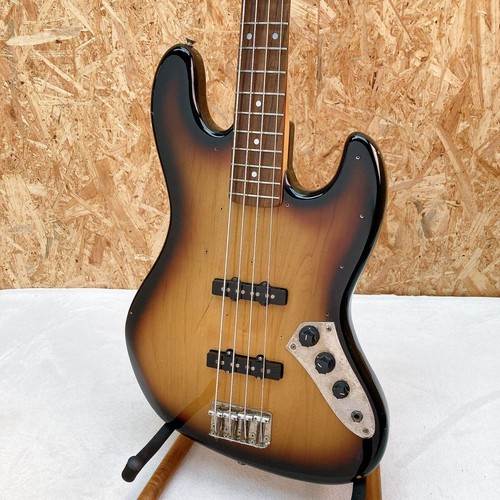 Squier fender jazz bass - by,