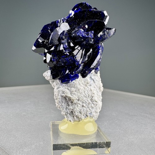 Fine azurite crystal - azurite, on